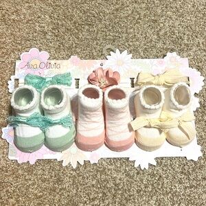 888. NWT - Ava Olivia 3 pairs of socks with matching bows